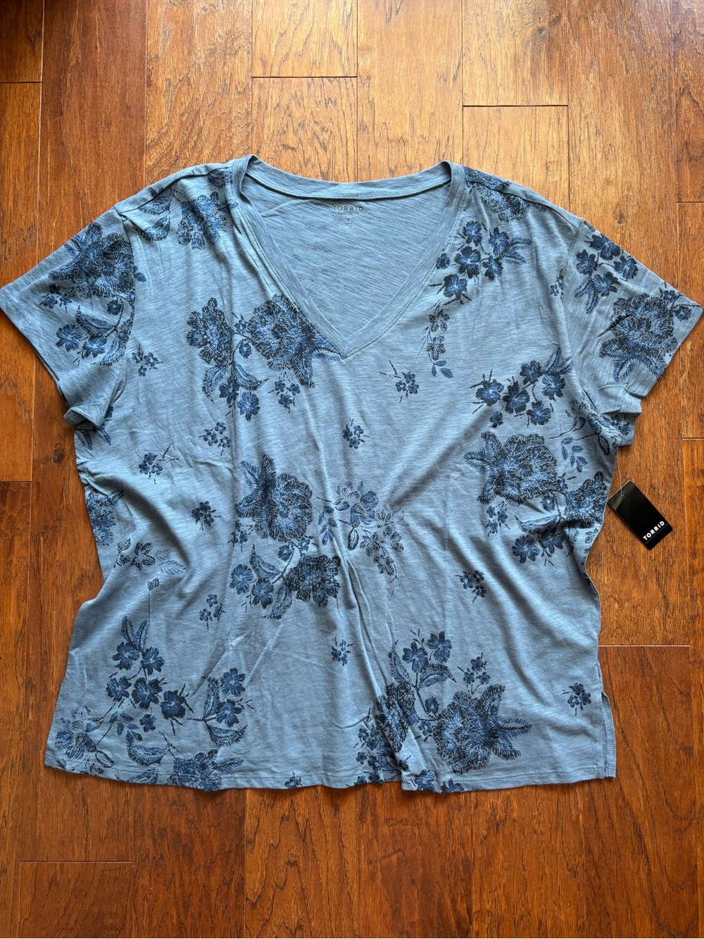 Torrid China Blue Floral Heritage Slub Relaxed V-Neck Tee | Size 2X (18-20) - Picture 7 of 11